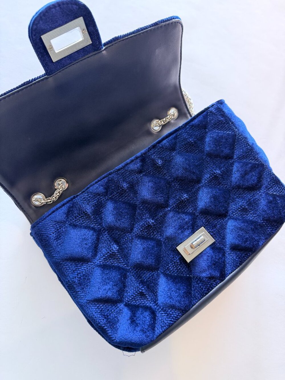 Charming Charlie Royal Blue Velvet Quilted Flap Crossbody Bag Silver Chain Strap - Picture 11 of 13